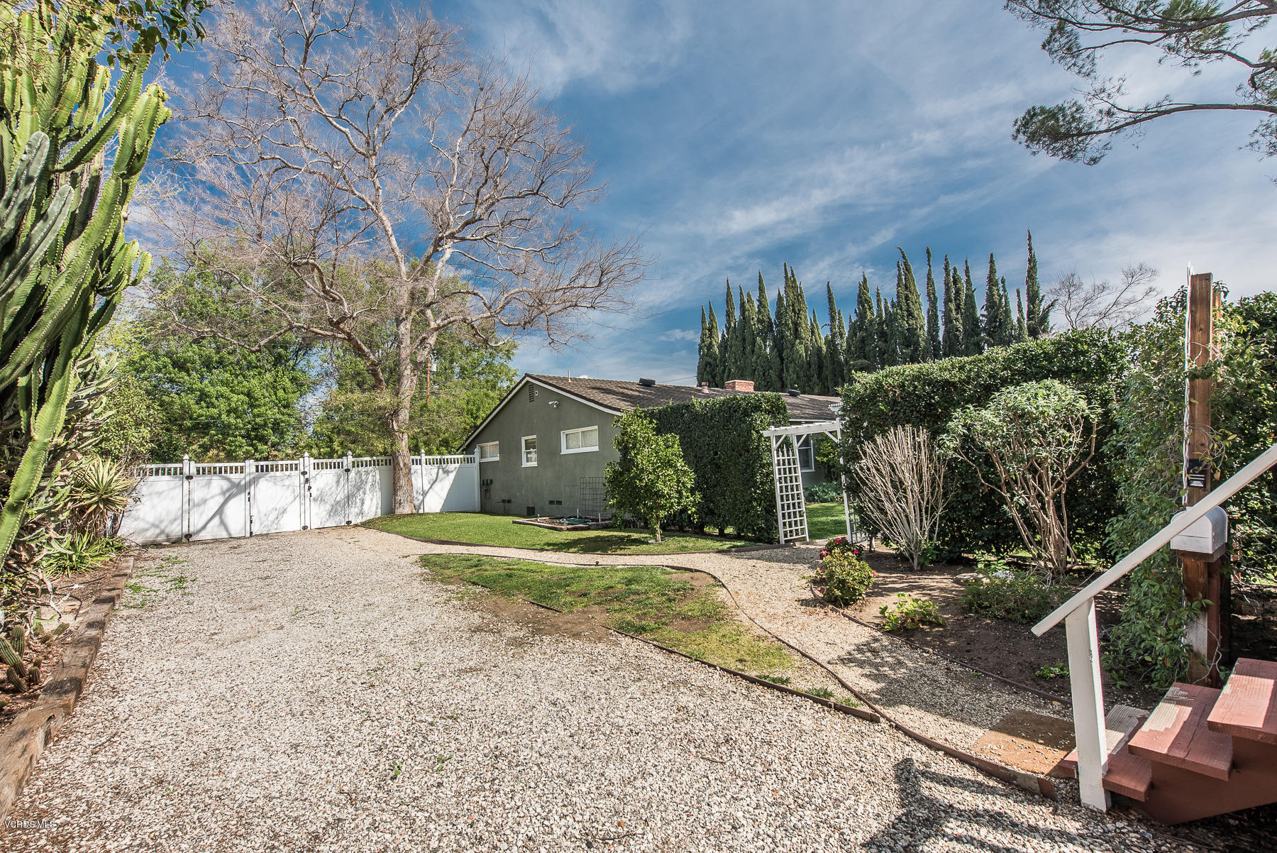 4310 Eve Road Simi Valley, CA 93063 - Photo 40 of 41 Private Guest Gated Driveway