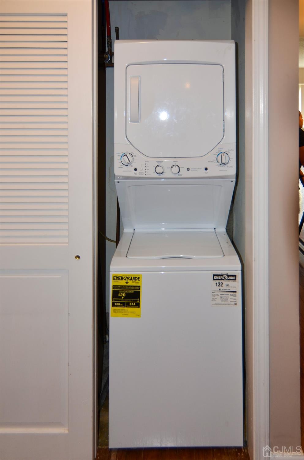 358 Rector Street, Unit 304 Perth Amboy, NJ 08861 - Photo 27 of 28 a utility room with dryer and washer