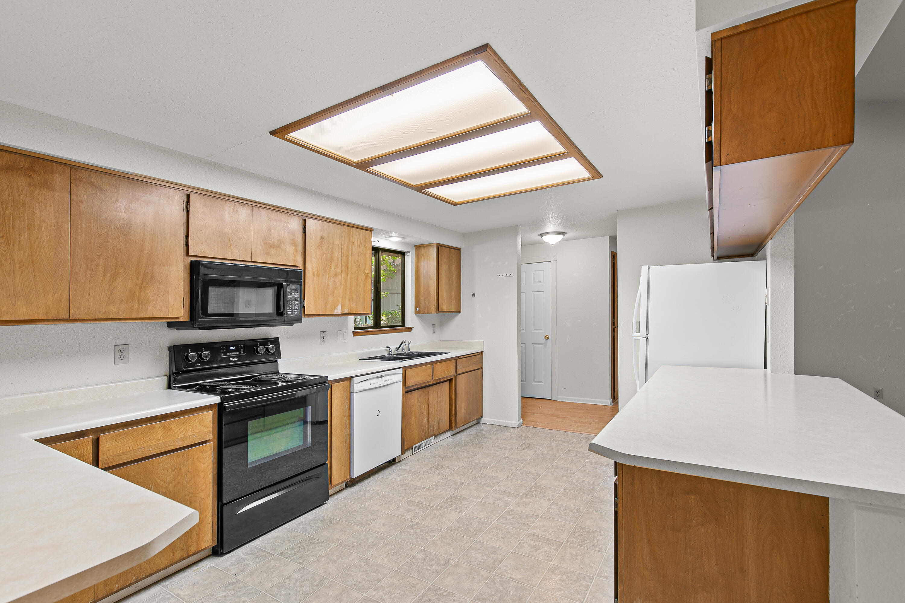 2931 Aldersgate Road Medford, OR 97504 - Photo 7 of 39 6 - Kitchen