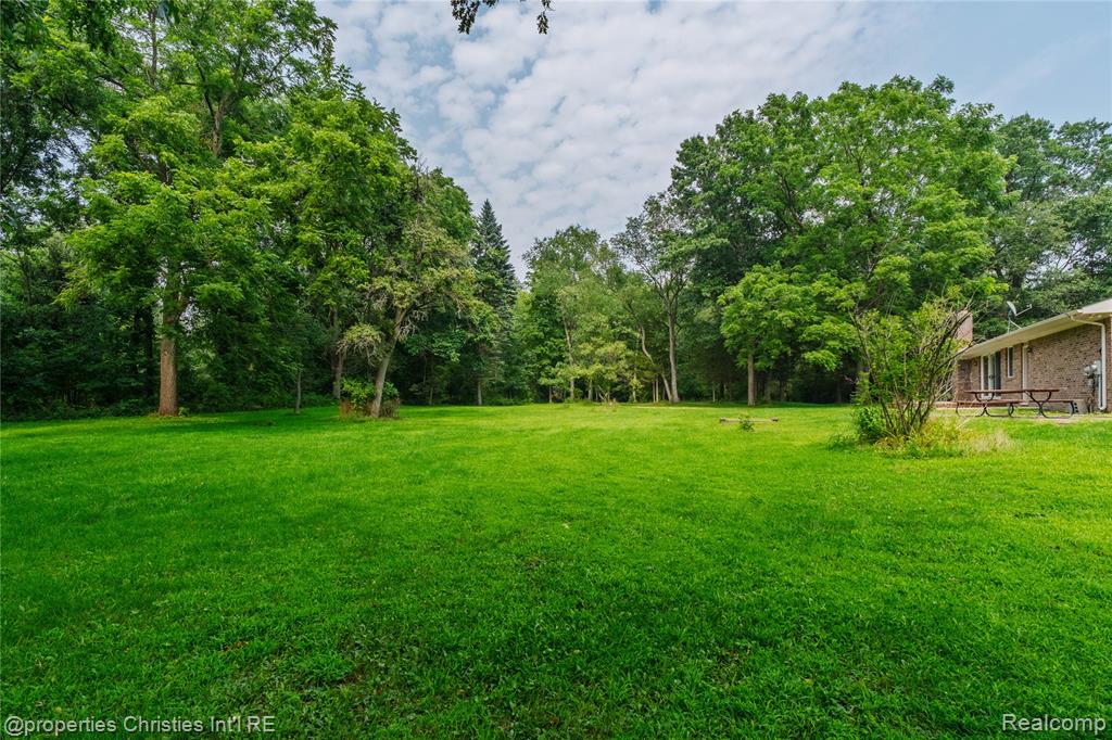 13725 Randy Lane Milford, MI 48380 - Photo 40 of 49 Gallery Image 40