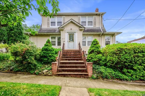 $998,000 | 4634 Iris Lane, Great Neck, NY 11020