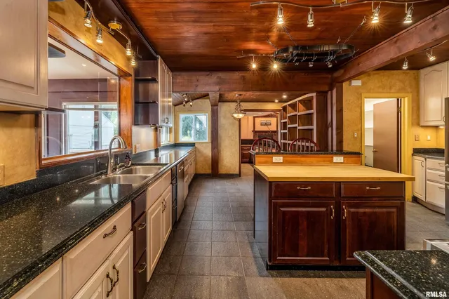 $568,800 | 17127 Highway 51, De Soto, IL 62924