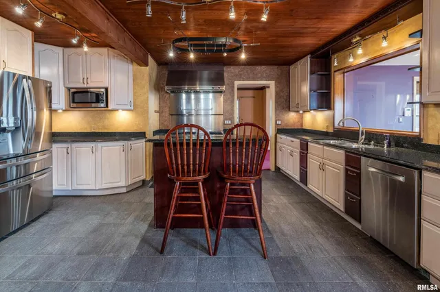 $568,800 | 17127 Highway 51, De Soto, IL 62924