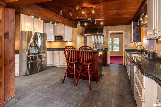 $568,800 | 17127 Highway 51, De Soto, IL 62924