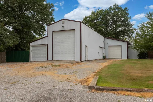 $568,800 | 17127 Highway 51, De Soto, IL 62924