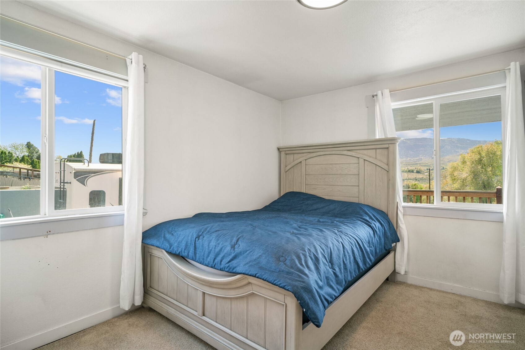 2440 Rock Island Road East Wenatchee, WA 98802 - Photo 21 of 37 a bedroom with a bed and a window