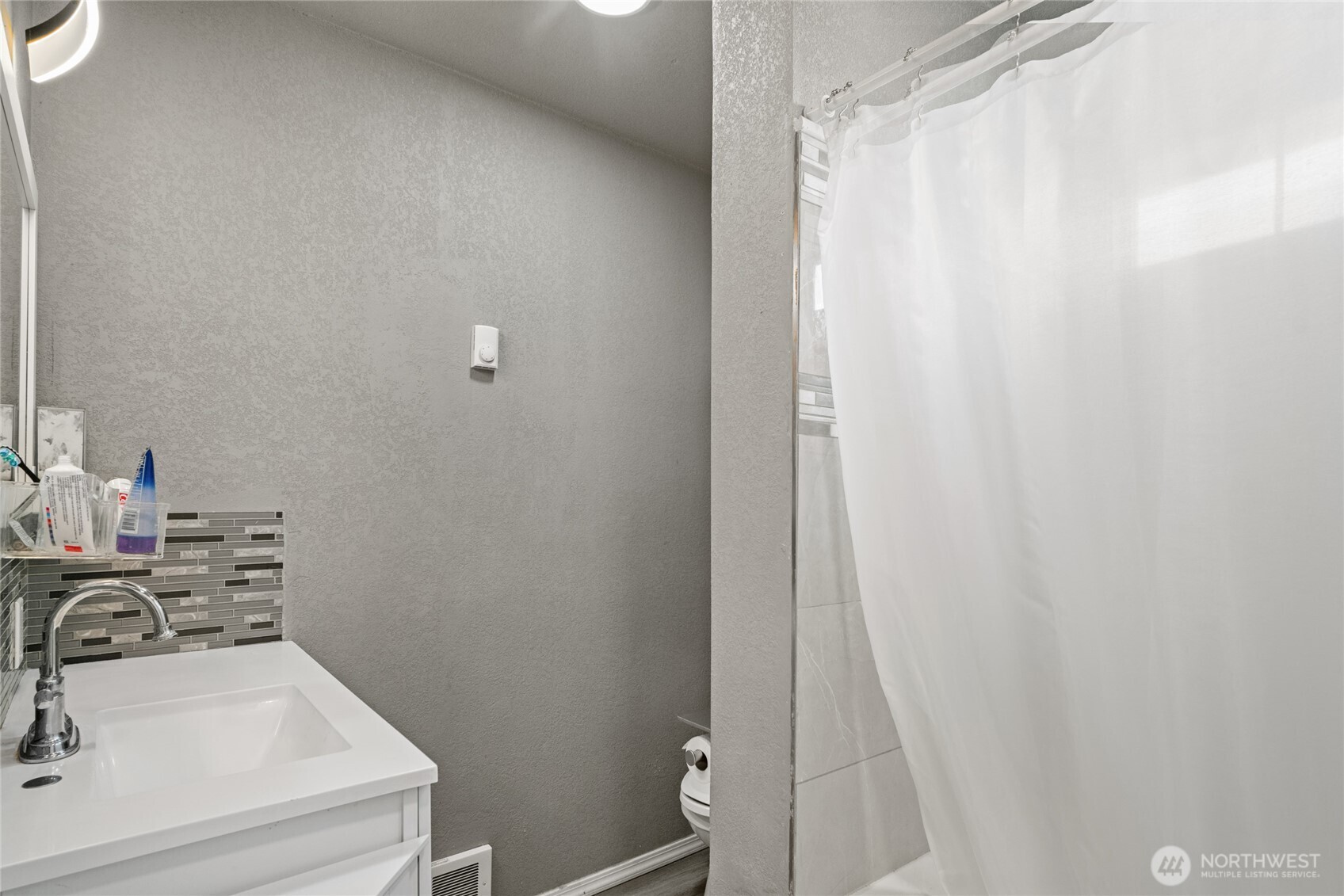 2440 Rock Island Road East Wenatchee, WA 98802 - Photo 25 of 37 a bathroom with a sink and a mirror