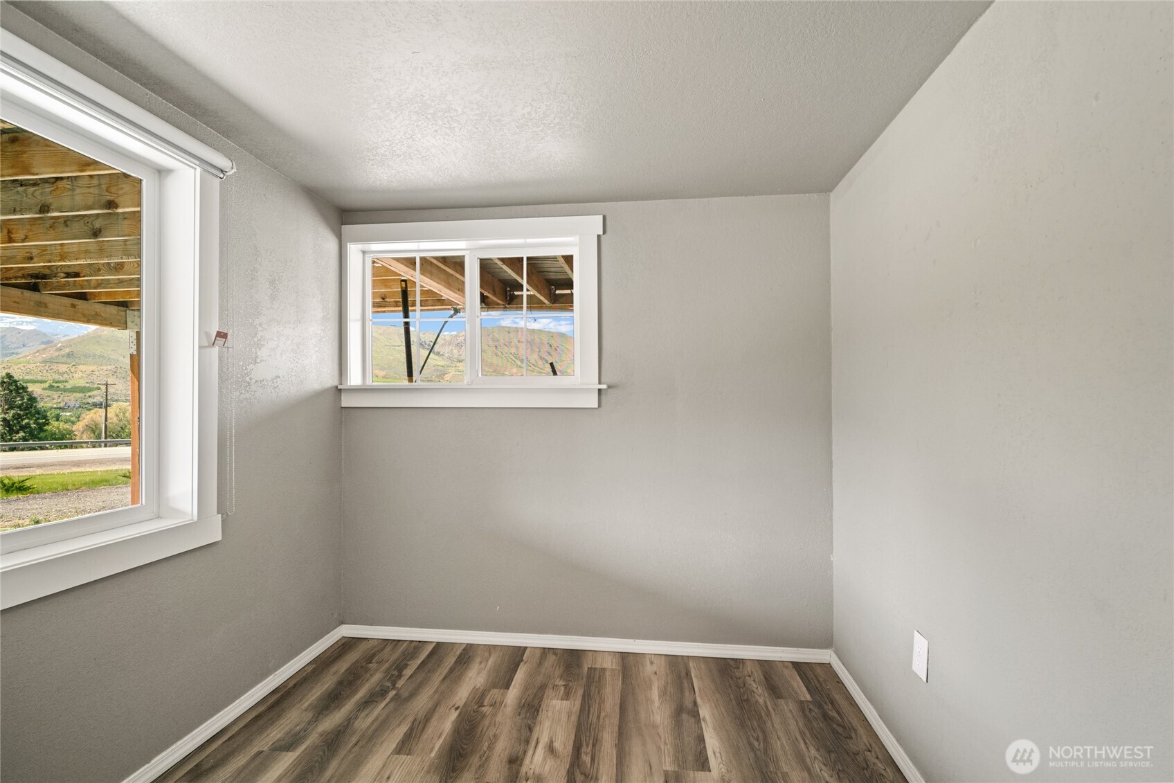 2440 Rock Island Road East Wenatchee, WA 98802 - Photo 6 of 37 an empty room with a window