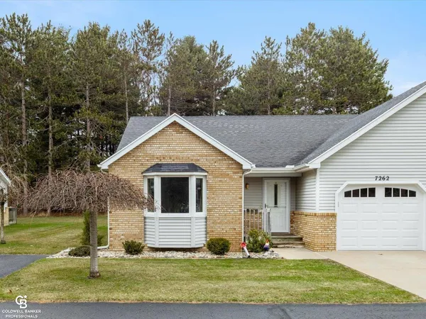 $260,000 | 7262 Lakeshore Road, Lakeport, MI 48059