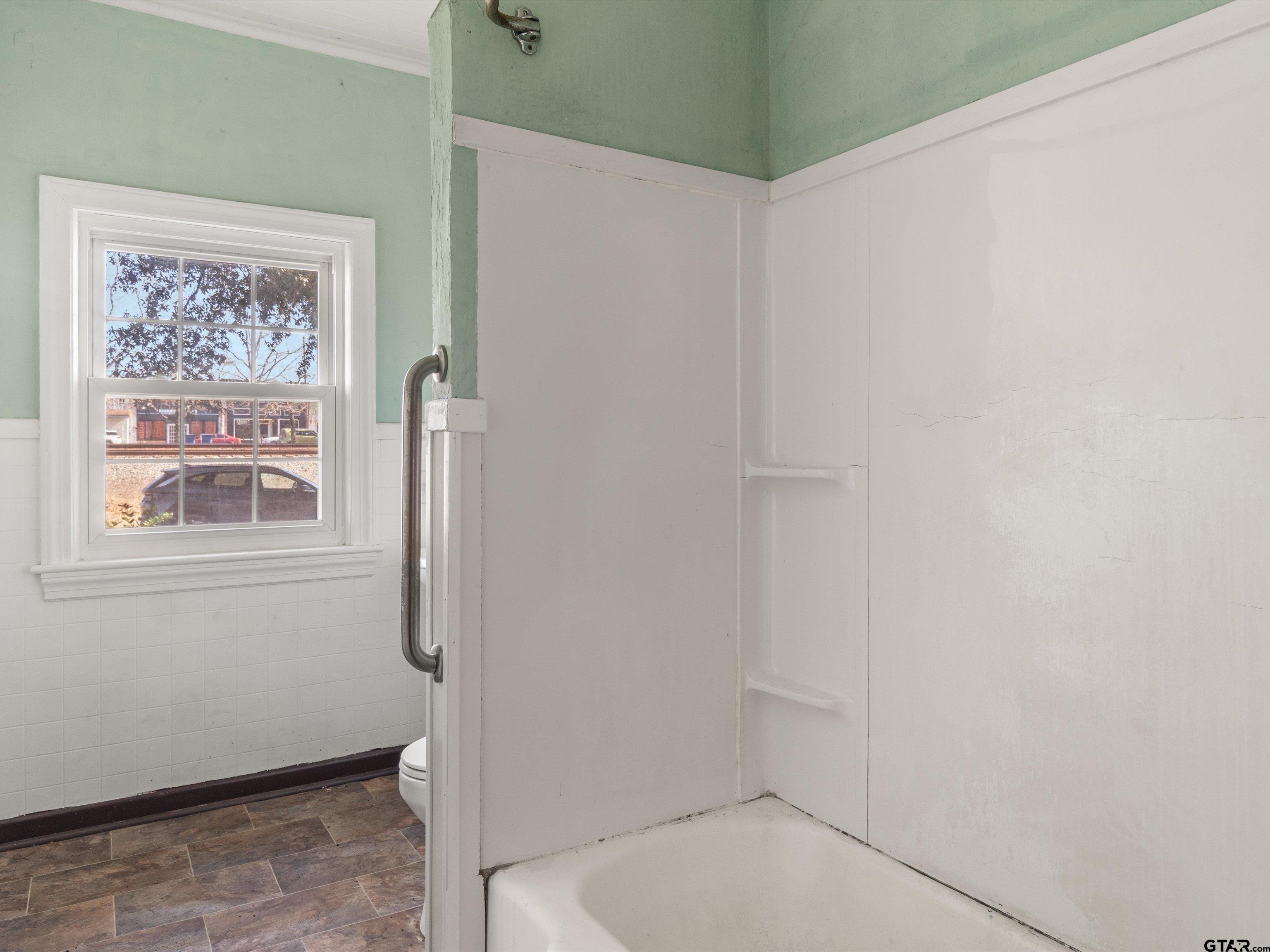 102 South Front Street Overton, TX 75684 - Photo 4 of 22 a bathroom with a toilet