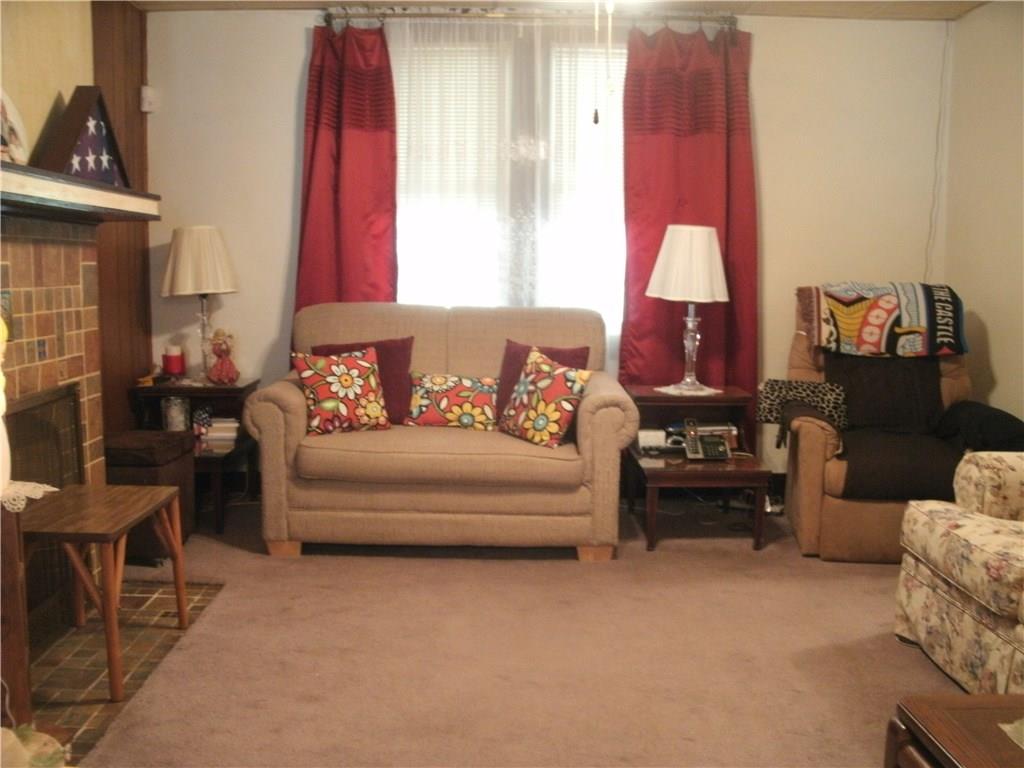117 East Garden Road Pittsburgh, PA 15227 - Photo 4 of 18 Living Room