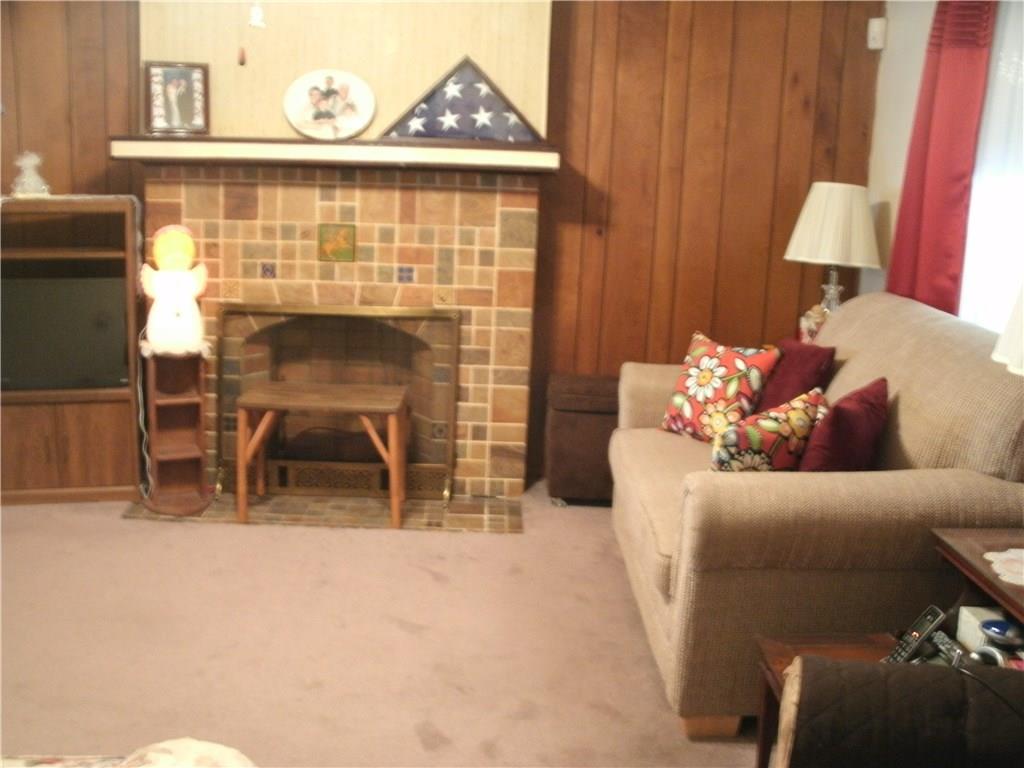 117 East Garden Road Pittsburgh, PA 15227 - Photo 5 of 18 Living Room