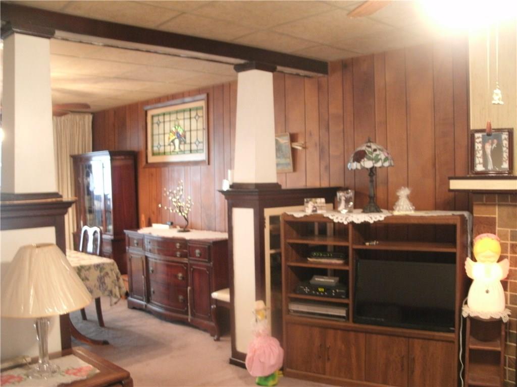 117 East Garden Road Pittsburgh, PA 15227 - Photo 6 of 18 Living Room