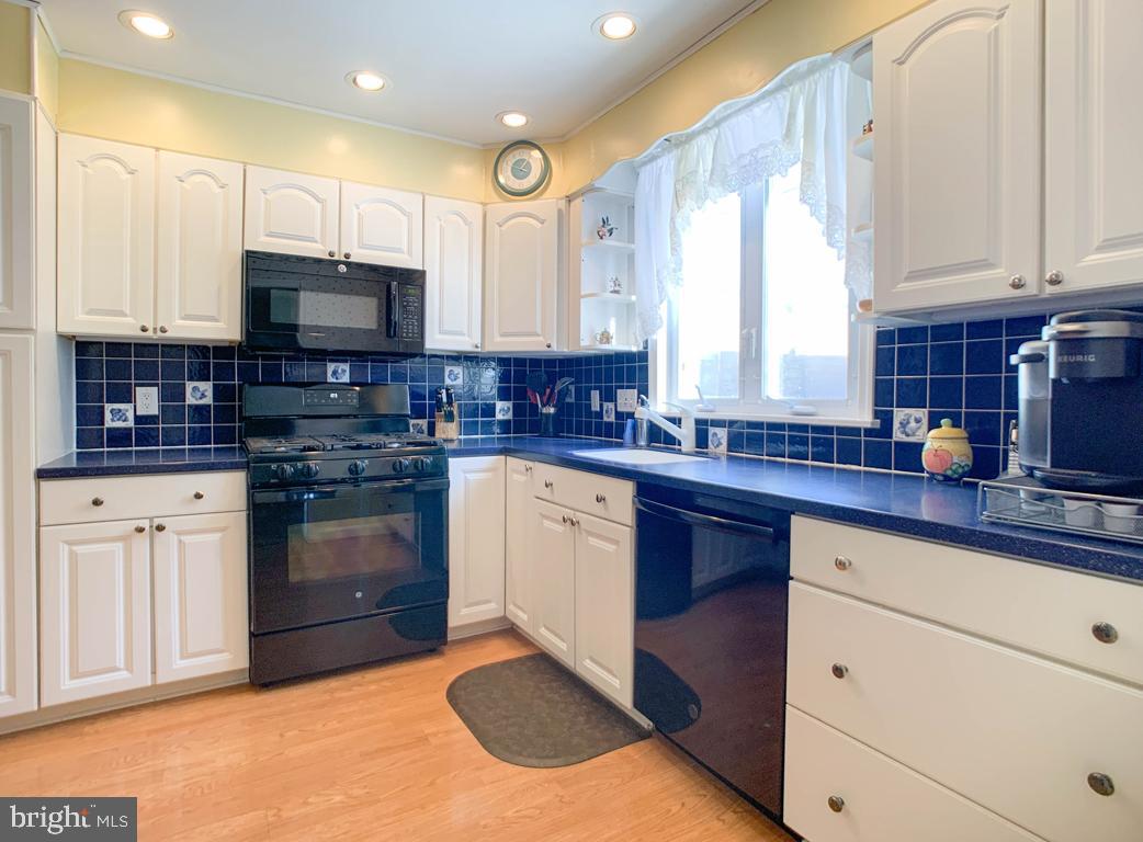 723 Ripley Street Philadelphia, PA 19111 - Photo 15 of 37 Kitchen