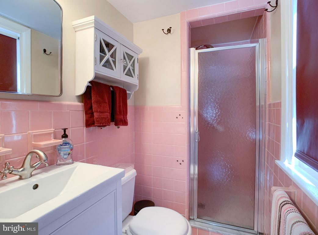 723 Ripley Street Philadelphia, PA 19111 - Photo 18 of 37 Hall Bath
