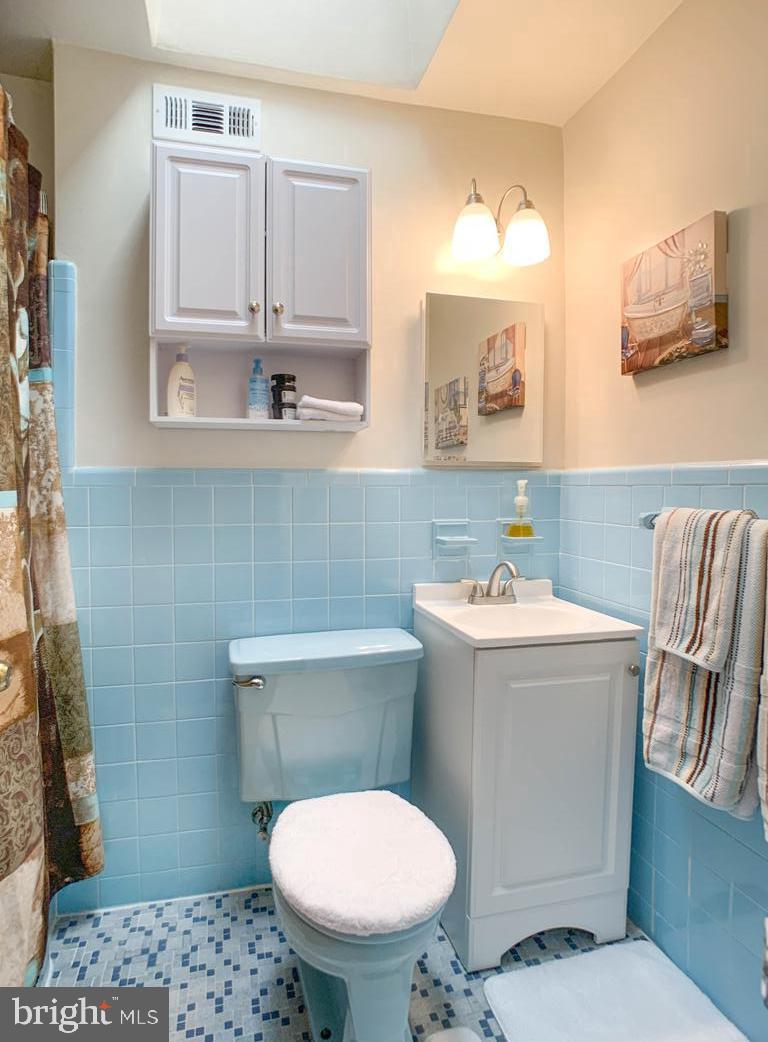 723 Ripley Street Philadelphia, PA 19111 - Photo 23 of 37 Main Bath