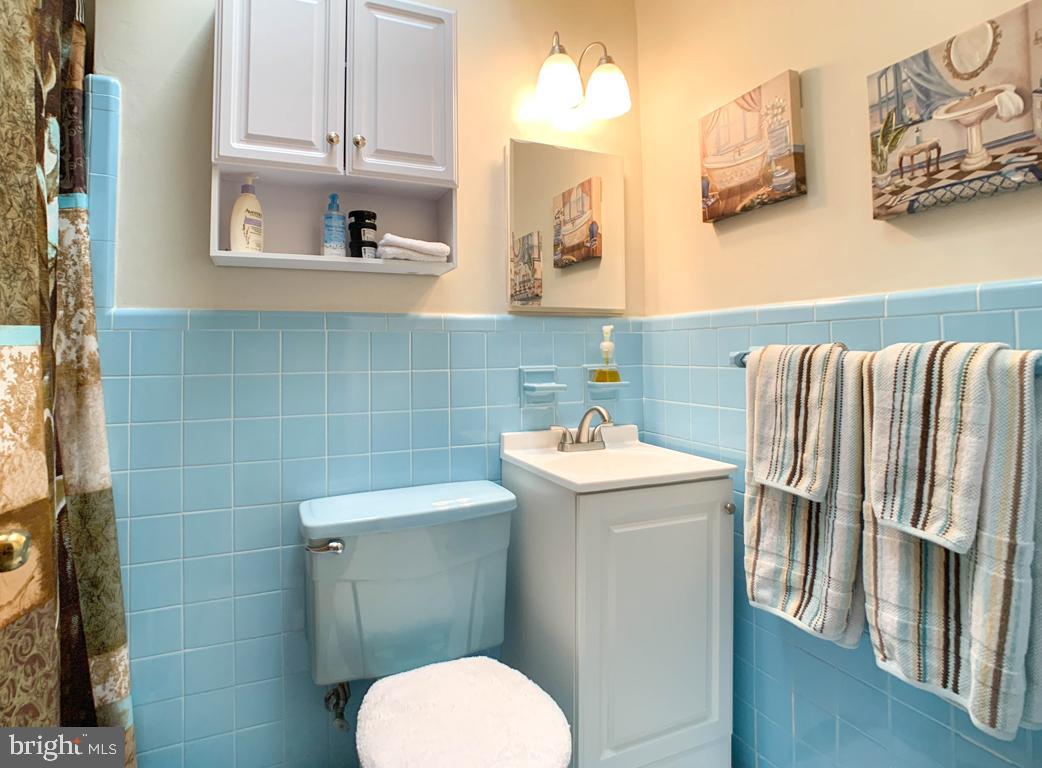 723 Ripley Street Philadelphia, PA 19111 - Photo 24 of 37 Main Bath