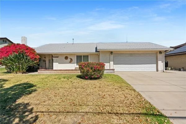 a view of a house with backyard