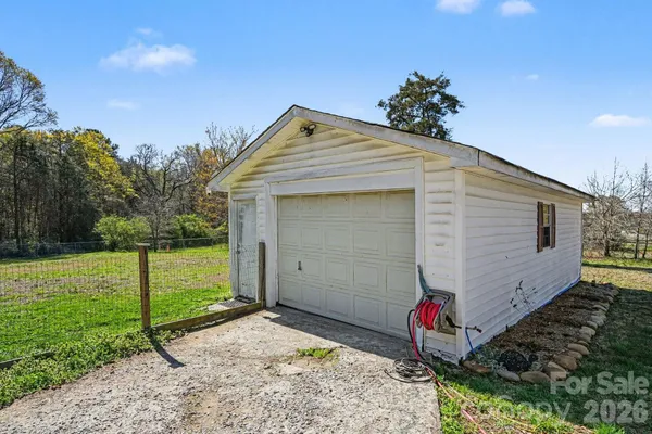 a view of a house with backyard