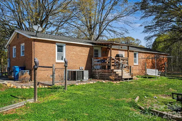 a view of a house with backyard