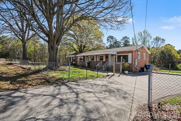 a view of house with a yard