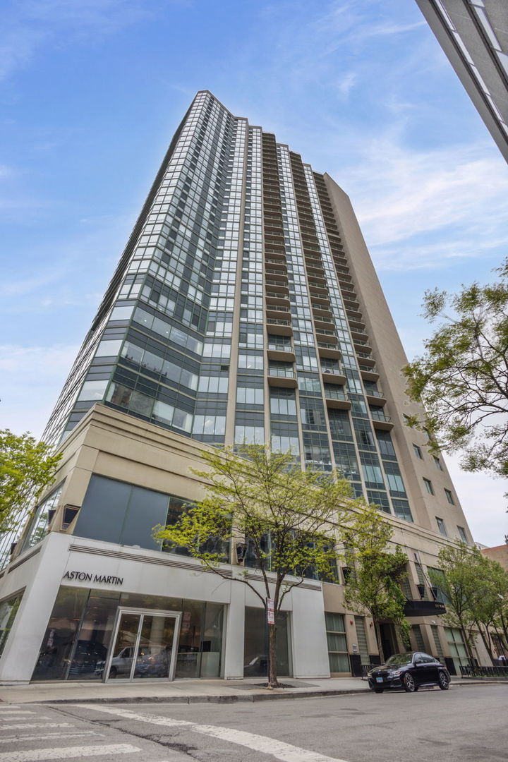 111 West Maple Street, Unit 1807 Chicago, IL 60610 - Photo 2 of 36