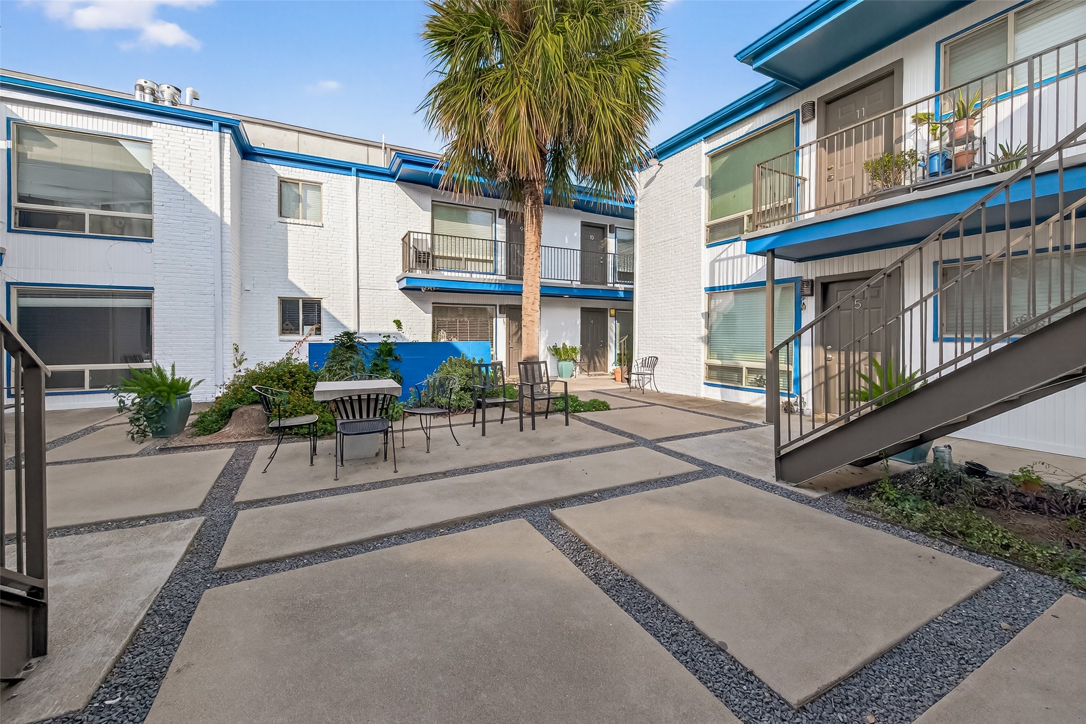 2020 Huldy Street, Unit 10 Houston, TX 77019 - Photo 5 of 24 a view of a building with garden