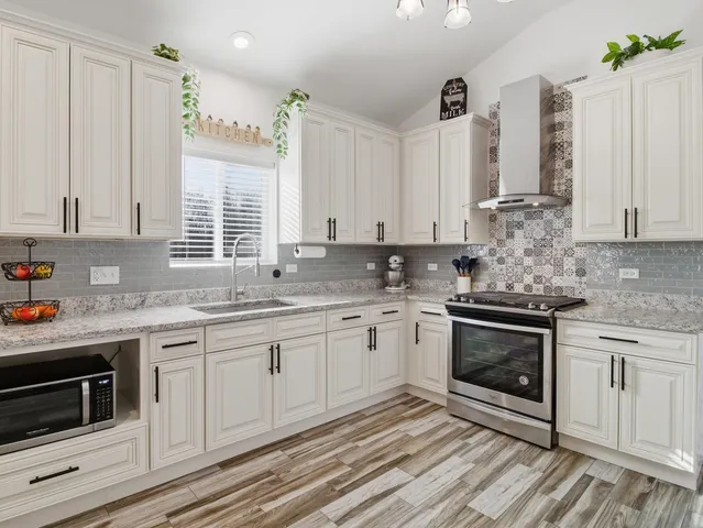 $624,900 | 8566 South 83rd Avenue, Hickory Hills, IL 60457