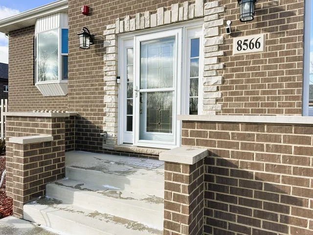 $624,900 | 8566 South 83rd Avenue, Hickory Hills, IL 60457