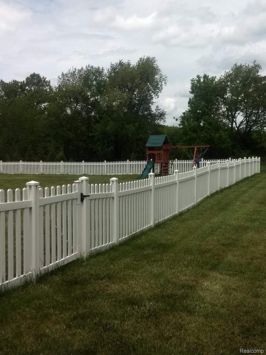 711 North Hughes Road Howell, MI 48843 - Photo 4 of 32 thumbnail (14).jpg