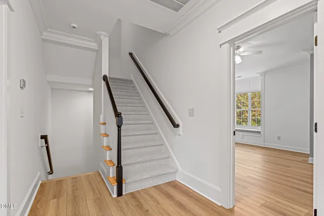 a view of backyard of the house