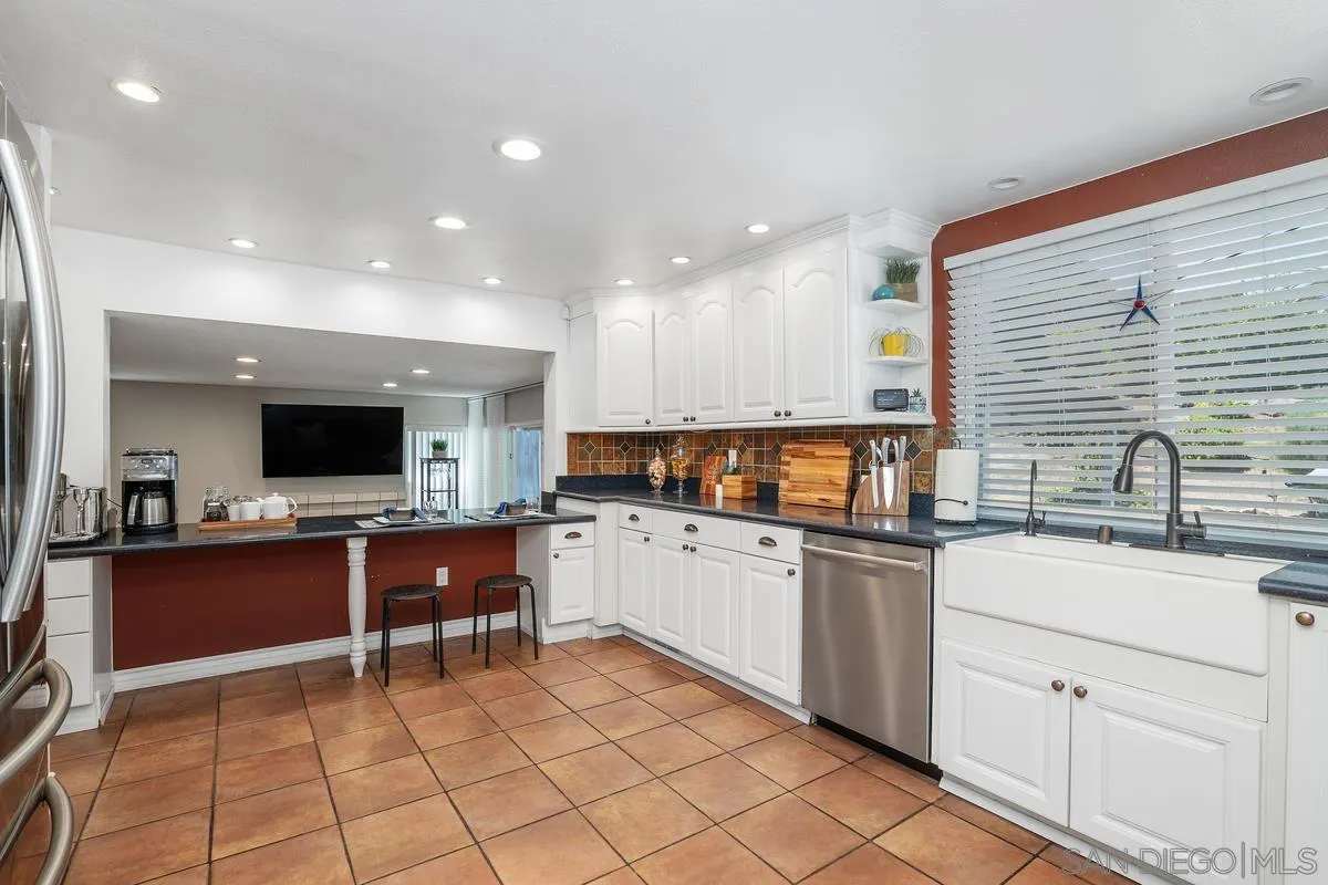 1660 Hawk Ridge Place Escondido, CA 92027 - Photo 6 of 31 Gallery Image 6
