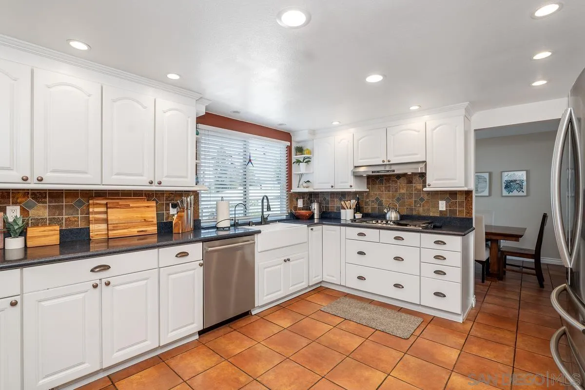 1660 Hawk Ridge Place Escondido, CA 92027 - Photo 7 of 31 Gallery Image 7