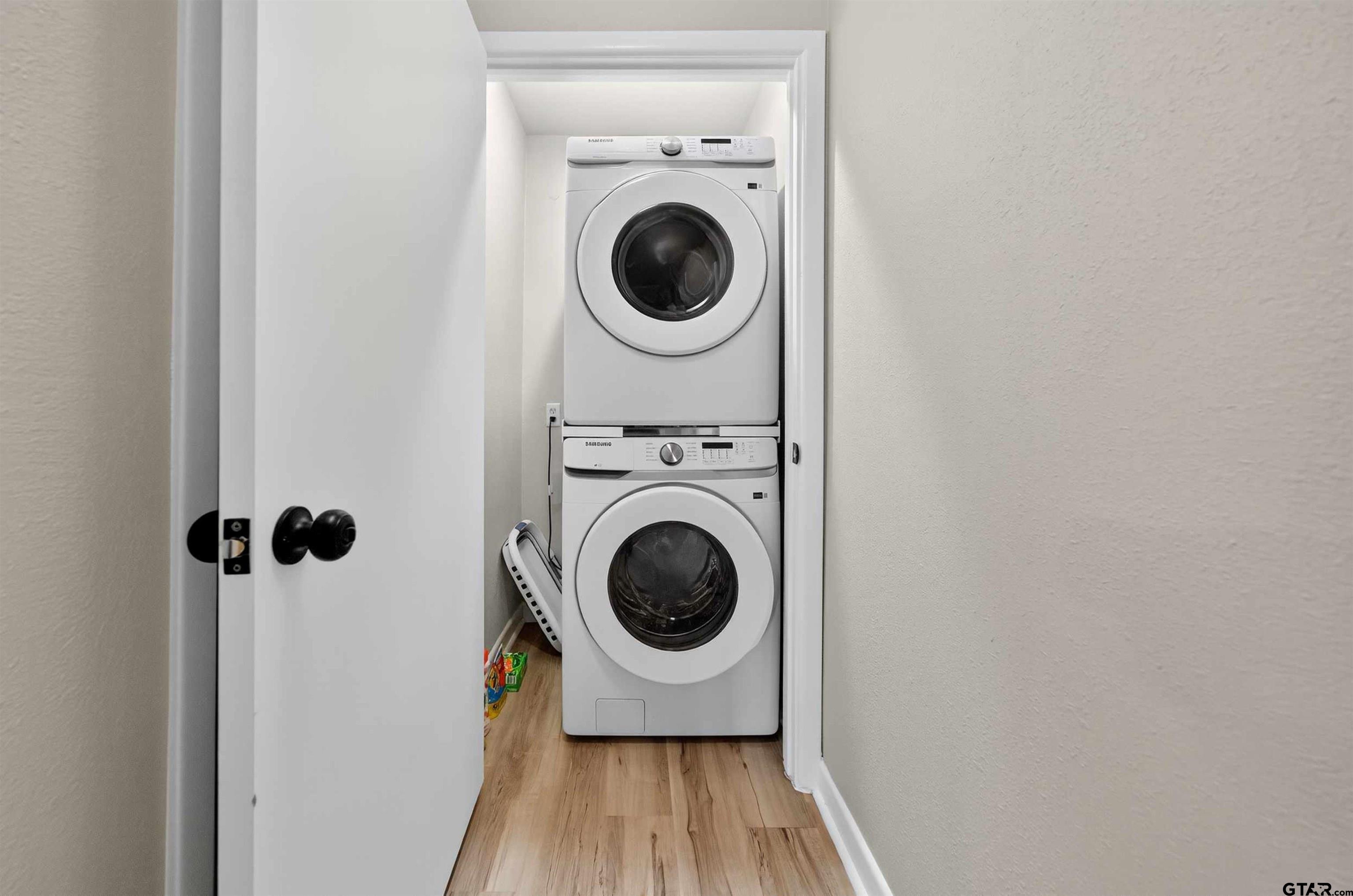 105 Holcomb Street Frankston, TX 75763 - Photo 8 of 13 a utility room with dryer and washer