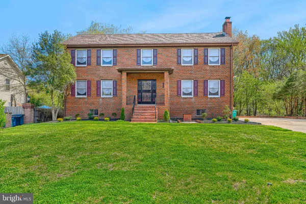 a brick house that has a lots of windows in it