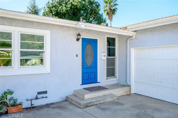 a view of entryway with a flower garden