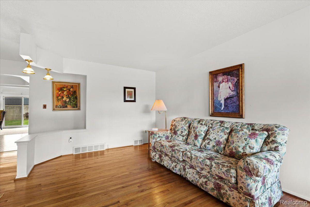 34654 Greentrees Road Sterling Heights, MI 48312 - Photo 6 of 33 Gallery Image 6