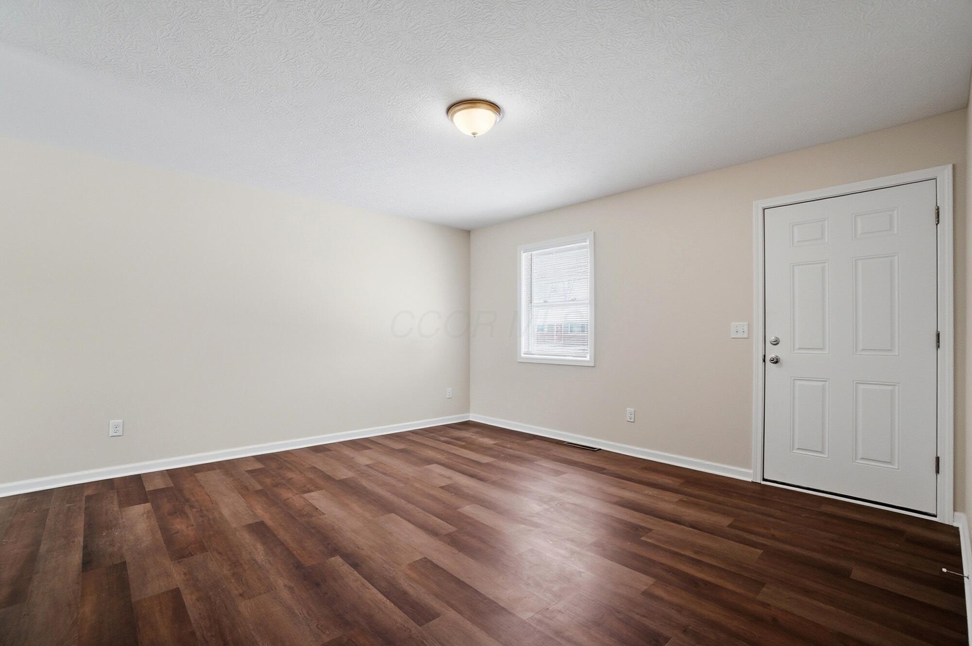 3824 Wade Road Columbus, OH 43232 - Photo 8 of 42 Living Room