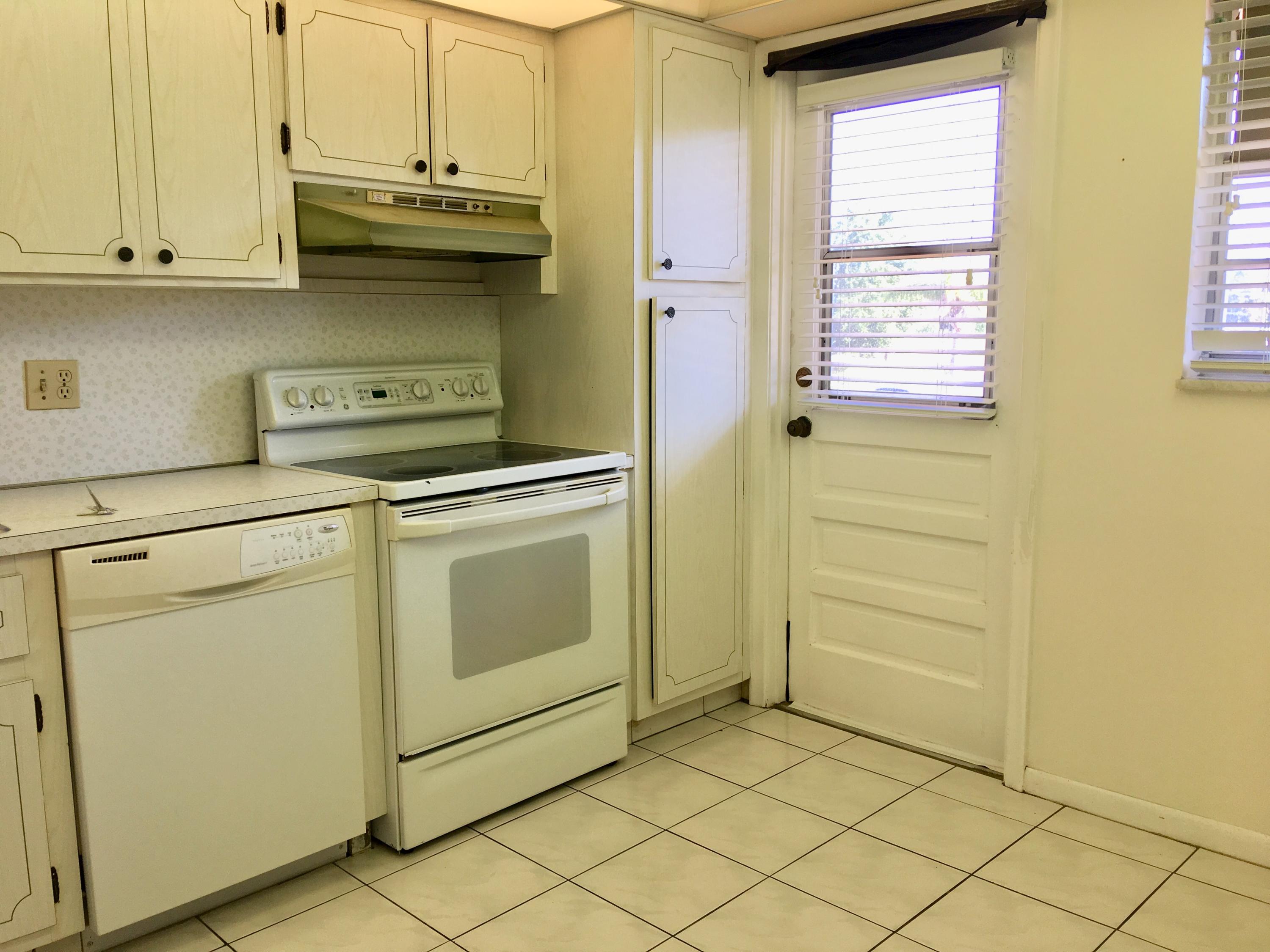 1600 Dover Road, Unit 213B Delray Beach, FL 33445 - Photo 2 of 20 KITCHEN