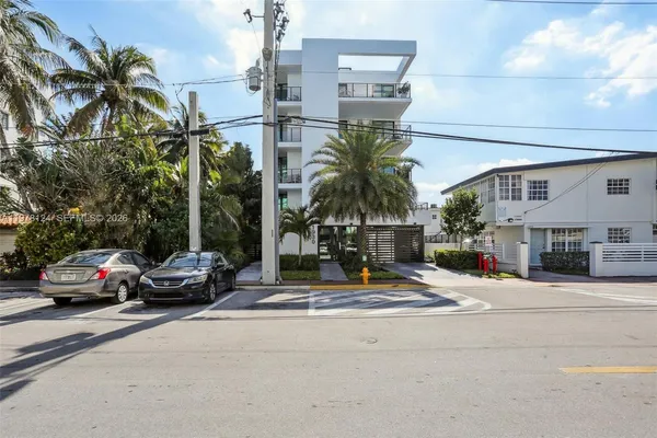 $6,900,000 | 1930 Bay Drive, Unit 4, Miami Beach, FL 33141