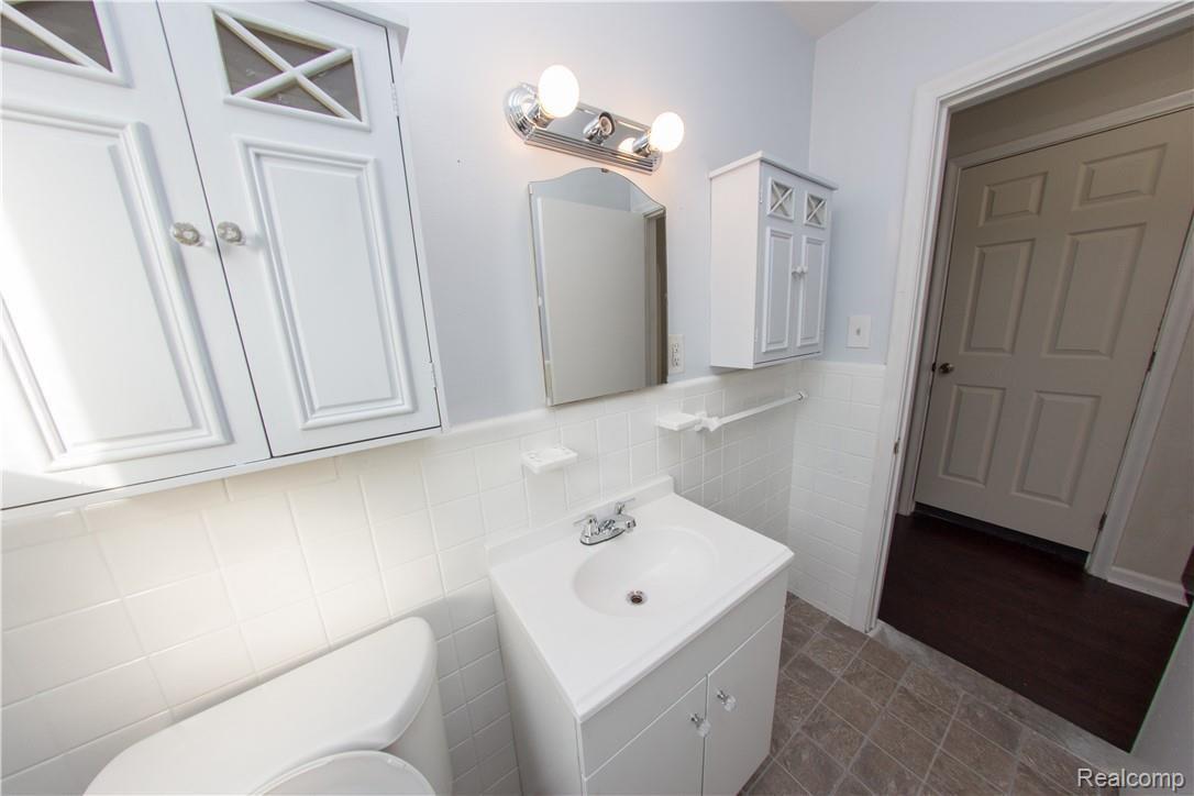 13437 Toepfer Road Warren, MI 48089 - Photo 19 of 57 bathroom-2.jpg