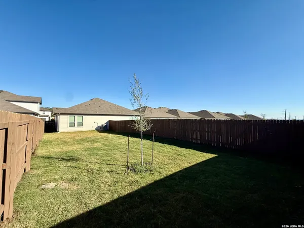 a view of an house with backyard