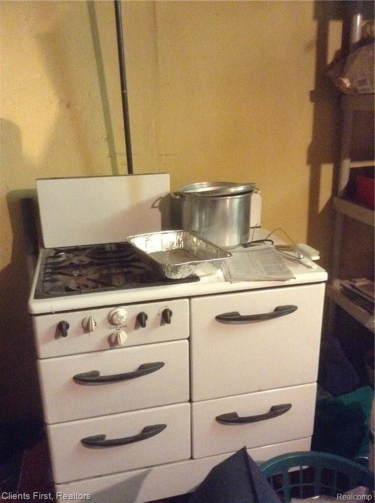 20270 Huntington Road Detroit, MI 48219 - Photo 11 of 23 Gas stove in basement stays(it works)