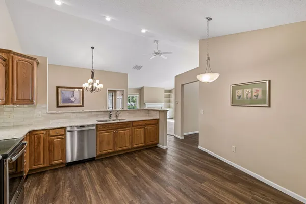 $409,900 | 504 Crystal Circle, Mankato, MN 56001
