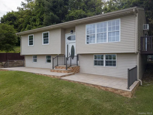 a view of house with a yard