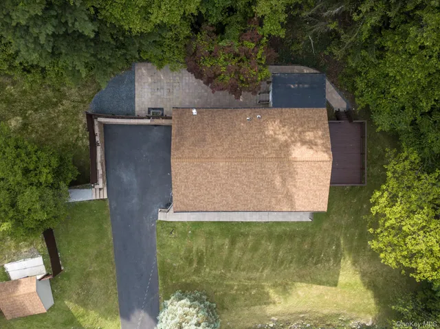 a view of a house with backyard and trees