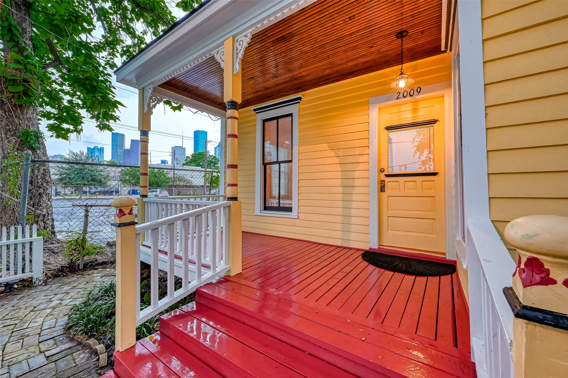 2009 State Street Houston, TX 77007 - Photo 5 of 42 Another angle of the front porch