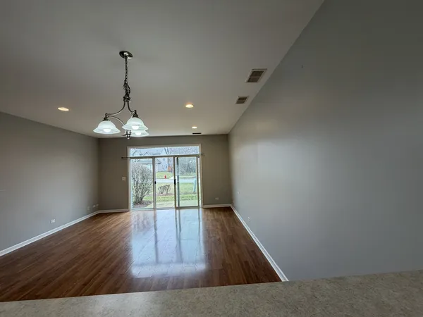 $1,995 | 1225 Brookdale Drive, Carpentersville, IL 60110