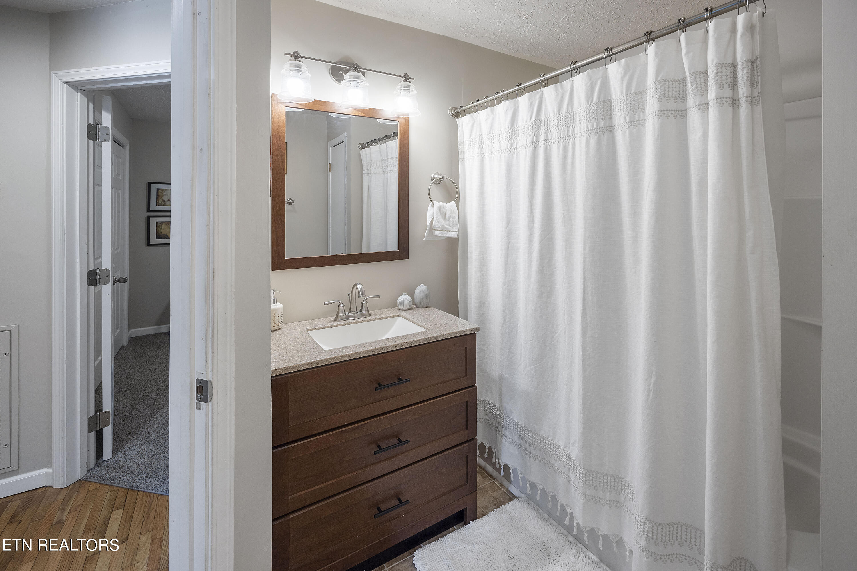 9627 West Emory Road Knoxville, TN 37931 - Photo 19 of 28 Hall Bathroom