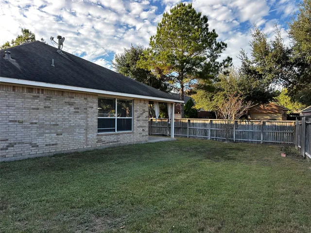 a view of a house with backyard and garden